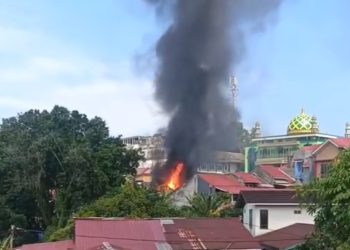 Tangkapan layar kobaran api kebakaran di kawasan Sumber Rejo. (Dok. Istimewa)