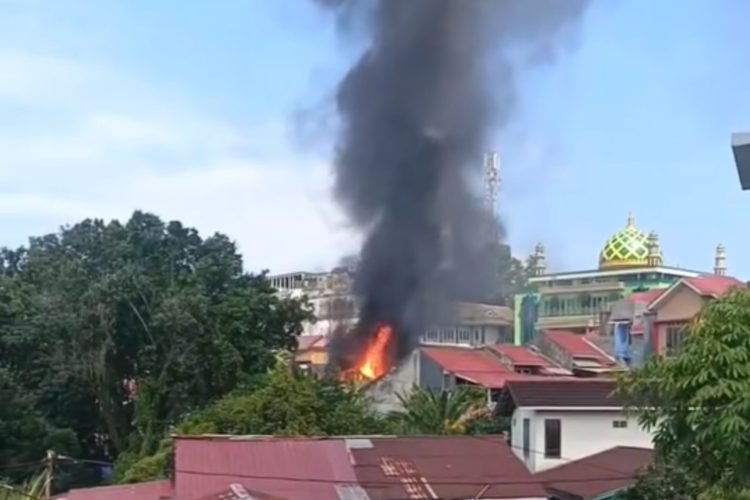 Tangkapan layar kobaran api kebakaran di kawasan Sumber Rejo. (Dok. Istimewa)