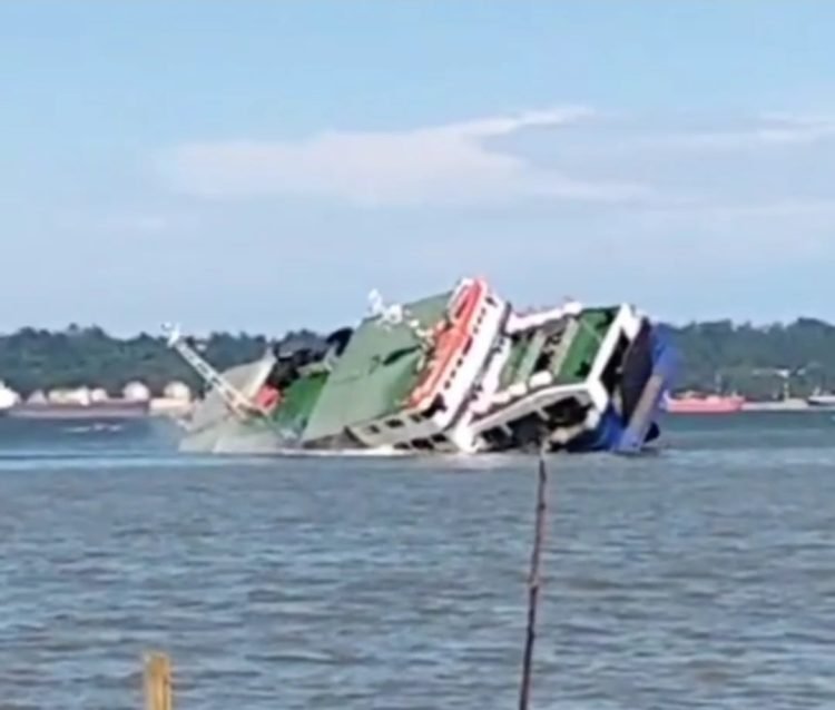 Tangkapan layar detik-detik Kapal Ferry KMP Muchlisa tenggelam di perairan teluk Balikpapan - Penajam. (Dok. Istimewa)