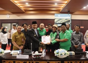 Wagub Kaltim Seno Aji menemui massa AMKB usai audiensi soal nasib pengemudi online. (Dok. Hamid/Pemprov Kaltim)