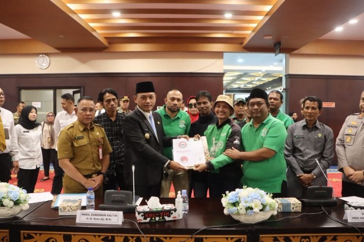 Wagub Kaltim Seno Aji menemui massa AMKB usai audiensi soal nasib pengemudi online. (Dok. Hamid/Pemprov Kaltim)