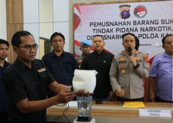 Polda Kaltim musnahkan hampir 1 kg sabu hasil pengungkapan di Samarinda. (Dok. MHD/PortalBalikpapan)