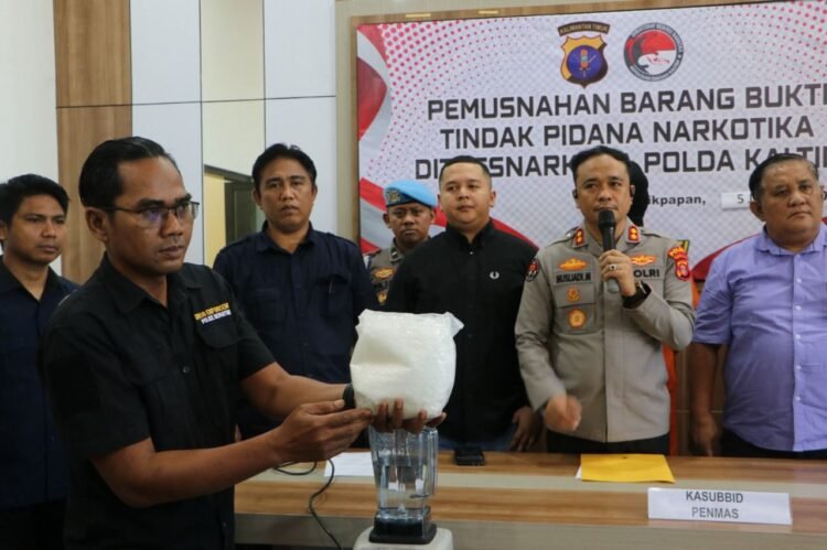 Polda Kaltim musnahkan hampir 1 kg sabu hasil pengungkapan di Samarinda. (Dok. MHD/PortalBalikpapan)