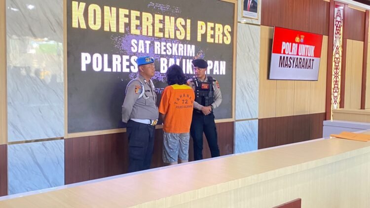 Tersangka JH (38) ditangkap di kediamannya di Jalan Gajah Mada. (Dok. Muhammad/PortalBalikpapan)