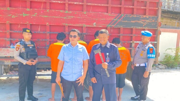 Kaca dipecah pakai kampak, pelaku bobol truk lalu panggil towing untuk bawa kabur. (Dok. MHD/PortalBalikpapan)