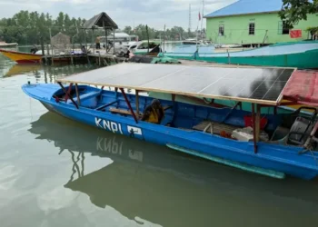 KNPI Balikpapan dan alumni ITK uji coba kapal listrik bantuan untuk nelayan. (Dok. Kaltimku ID)