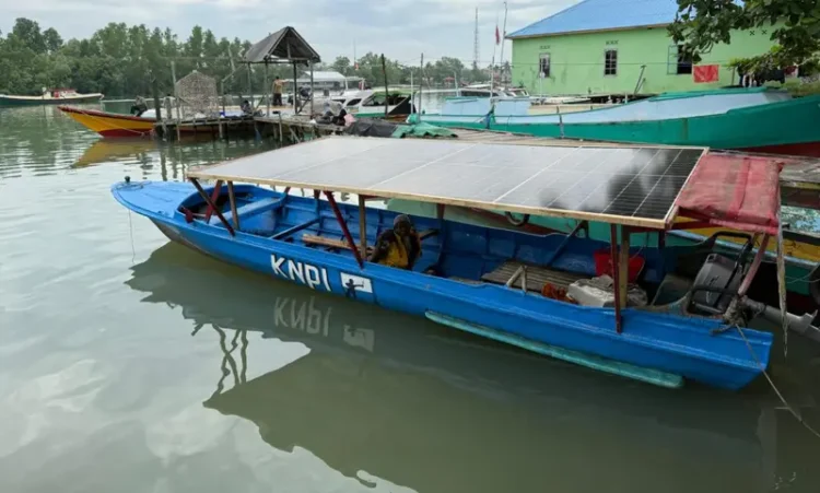 KNPI Balikpapan dan alumni ITK uji coba kapal listrik bantuan untuk nelayan. (Dok. Kaltimku ID)