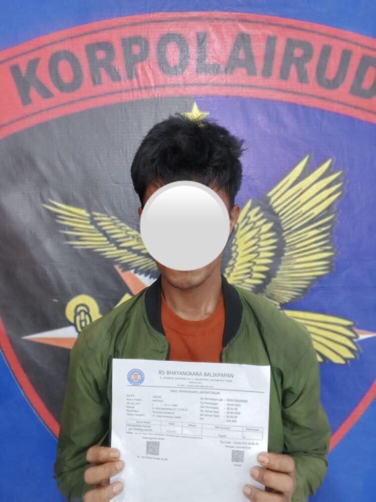 Tersangka HRY (30) diamankan Satpolairud di pesisir Manggar Baru. (Dok. MHD/PortalBalikpapan)
