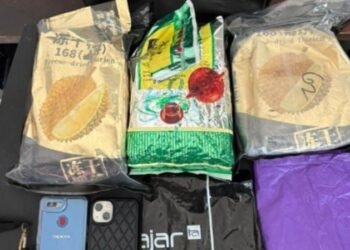 Barang bukti sabu dan alat komunikasi disita dari pelaku yang melintasi 5 kota. (Dok. Muhammad/PortalBalikpapan)