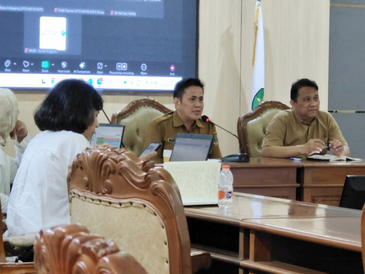 Lokakarya Hasil Studi Kelayakan Awal Nilai Ekonomi Karbon Biru di Kawasan Konservasi Pesisir dan Pulau-Pulau Kecil Kepulauan Derawan dan Perairan Sekitarnya (KKP3K-KDPS) tanggal 20 Mei 2025.
(Foto: Topik Hidayat/YKAN)