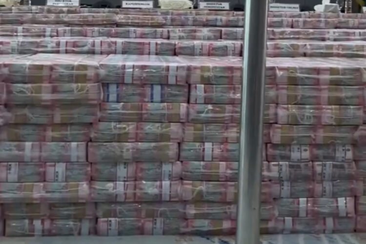 Tangkapan layar tumpukan uang hasil sitaan Kejagung. (Dok. Istimewa)