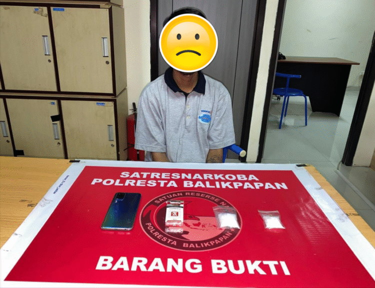 Tersangka AW, bapak tiga anak, diamankan Satresnarkoba Polresta Balikpapan. (Dok. MHD/PortalBalikpapan)