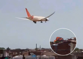 Tangkapan layar detik-detik pesawat Air India jatuh. (Dok. Istimewa)