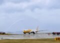 Penerbangan perdana Scoot TR710 disambut meriam air di Bandara Wina. (Dok. Ist/PortalBalikpapan)