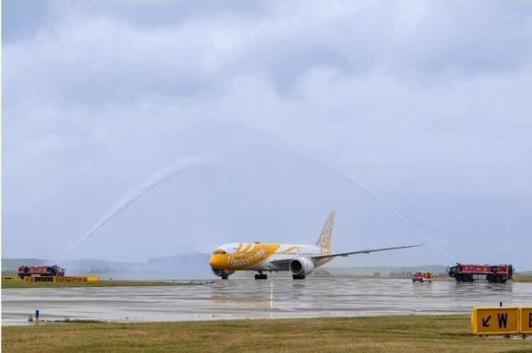 Penerbangan perdana Scoot TR710 disambut meriam air di Bandara Wina. (Dok. Ist/PortalBalikpapan)