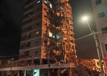 Sebuah gedung di Tel Aviv hancur sebagian besar akibat serangan rudal Iran beberapa saat yang lalu. (Dok. X/WarMonitors)