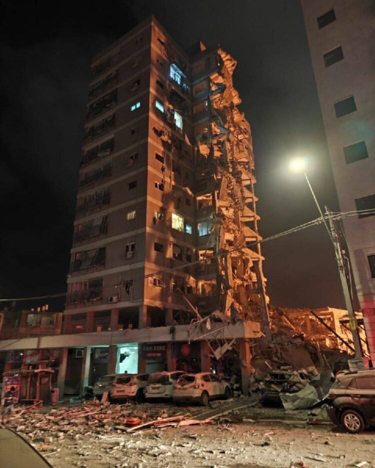 Sebuah gedung di Tel Aviv hancur sebagian besar akibat serangan rudal Iran beberapa saat yang lalu. (Dok. X/WarMonitors)