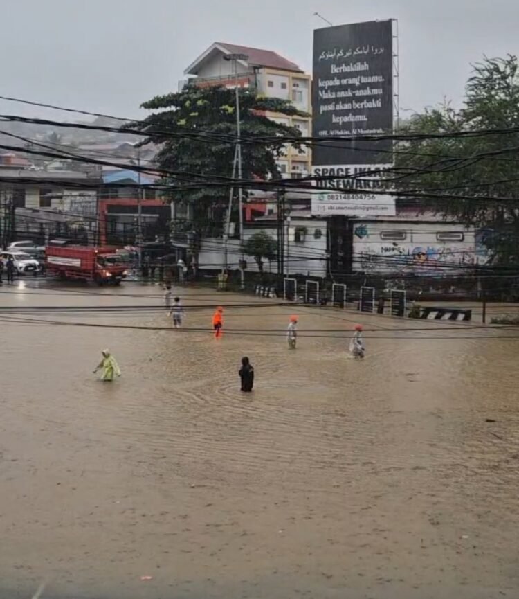 Tangkapan layar situasi banjir di depan BRI Jalan Ahmad Yani. (Dok. Istimewa)