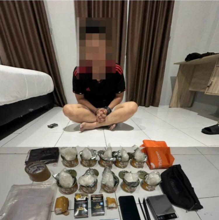 Tersangka EU diamankan Polda Kaltim untuk pemeriksaan lebih lanjut. (Dok. Instagram @poldakaltim)