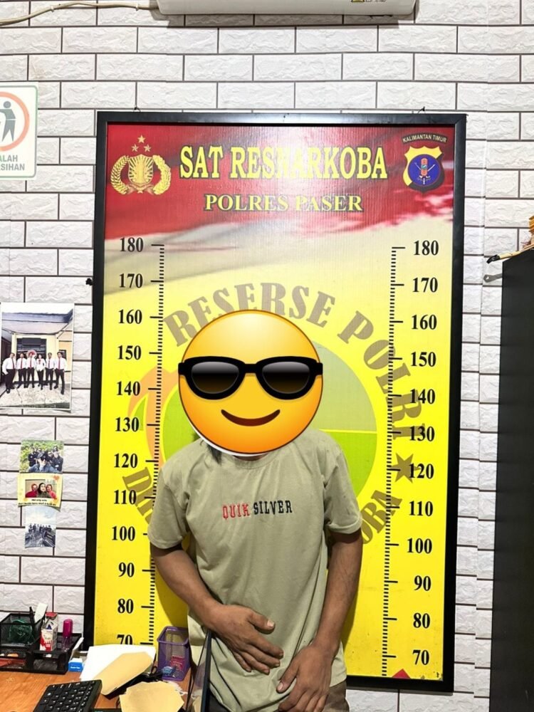 Tersangka M alias R diamankan bersama 75 paket sabu siap edar di Desa Tanjung Pinang. (Dok. Humas Polda Kaltim)