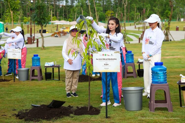 Hijaukan Nusantara, istri Wapres melakukan penanaman pohon (dok. PB)