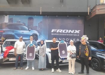 SEREMONIAL PENYERAHAN: Para konsumen pertama Suzuki Fronx di Kalimantan Timur menerima unit perdana dalam acara yang digelar di Le Centro Club, Swiss-Belinn Balikpapan. (Dok. Muhammad/PortalBalikpapan)