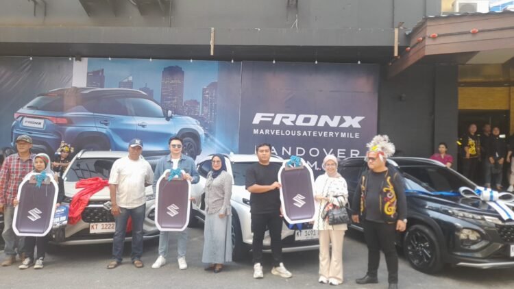 SEREMONIAL PENYERAHAN: Para konsumen pertama Suzuki Fronx di Kalimantan Timur menerima unit perdana dalam acara yang digelar di Le Centro Club, Swiss-Belinn Balikpapan. (Dok. Muhammad/PortalBalikpapan)