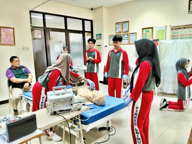 Mahasiswa Unimus serius mengikuti pelatihan BTCLS Angkatan ke-118 sebagai bekal menghadapi situasi kritis di dunia kerja. (Dok. PR/PB)