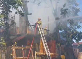 Tangkapan layar proses pemadaman kebakaran di Jalan Beller. (Dok. WAG RBM/Robert)