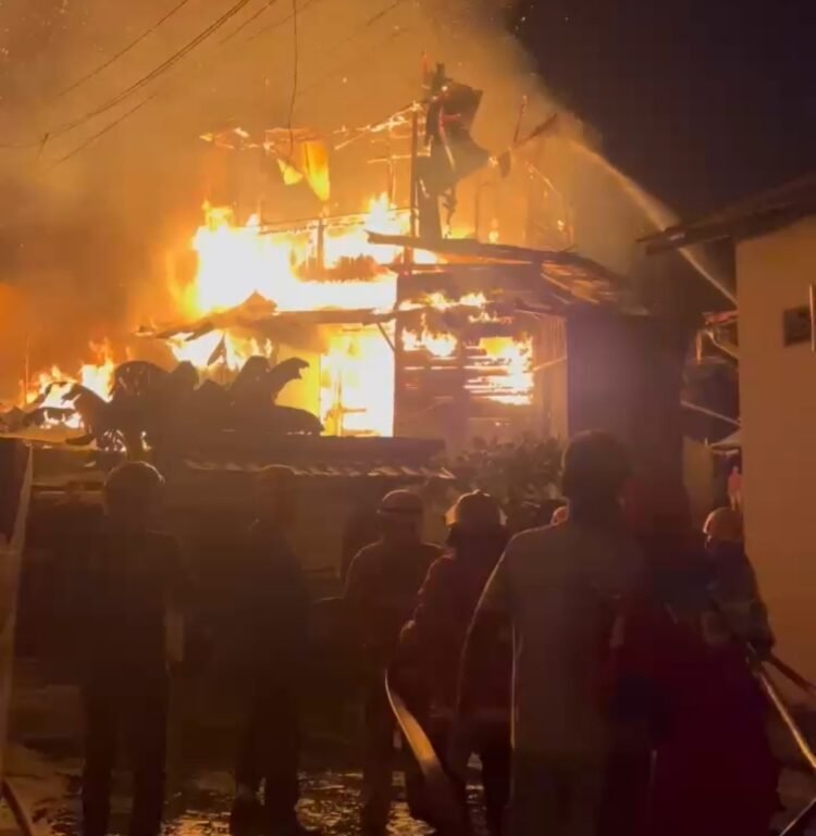 Tangkapan layar kebakaran di Gunung Sari. (Dok. Istimewa)