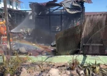 Sejumlah instansi seperti BPBD, TNI, Polri, dan relawan turun langsung menangani kebakaran asrama di Klandasan Ilir. (Dok. Istimewa)