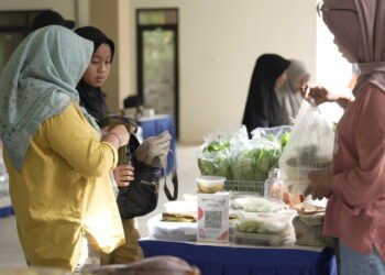 Warga antusias berburu kebutuhan pokok murah di hari pertama Gerakan Pasar Murah (GPM) Beriman di Kelurahan Gunung Bahagia. (Dok. Humas Pemkot)