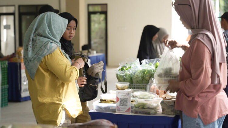 Warga antusias berburu kebutuhan pokok murah di hari pertama Gerakan Pasar Murah (GPM) Beriman di Kelurahan Gunung Bahagia. (Dok. Humas Pemkot)