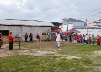 Warga RT 17 Damai Baru antusias mengikuti upacara HUT ke-80 RI yang digelar secara swadaya untuk ketujuh kalinya. (Dok. Muhammad/PortalBalikpapan)