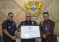 BNNK beri penghargaan ke Bea Cukai Balikpapan usai gagalkan 6 kg sabu. (Dok. Muhammad/PortalBalikpapan)