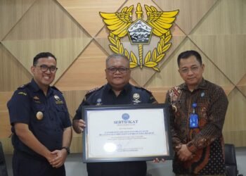 BNNK beri penghargaan ke Bea Cukai Balikpapan usai gagalkan 6 kg sabu. (Dok. Muhammad/PortalBalikpapan)