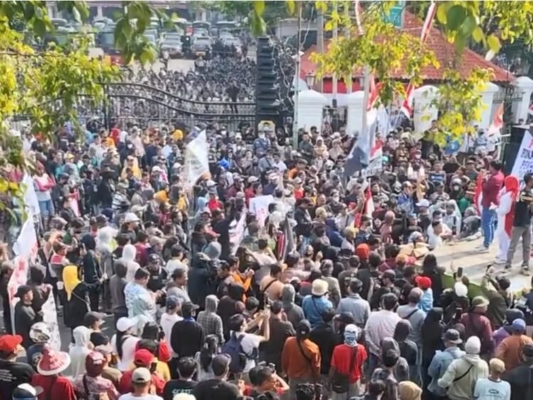 Tangkapan layar unjuk rasa besar di Pati, Jawa Tengah, tuntut Bupati Sudewo mundur dari jabatan. (Dok. Istimewa)