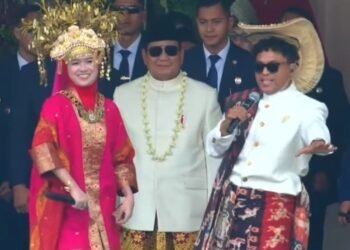 Tangkapan layar momen kebersamaan di Istana Merdeka, lagu Tabola Bale menutup peringatan HUT ke-80 RI dengan tarian gembira dari tamu hingga Presiden. (Dok. YT/Sekretariat Presiden)