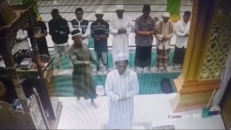 Tangkapan layar Imam di Morowali Utara ditikam saat sedang memimpin sholat. (Dok. Istimewa)