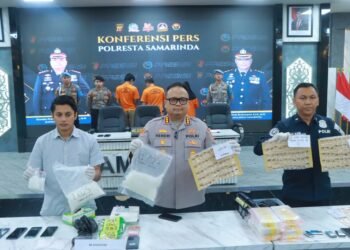 Barang bukti sabu-sabu yang disita dari lima tersangka jaringan narkotika diperlihatkan dalam konferensi pers di Mapolresta Samarinda. (Dok. Humas Polda Kaltim)