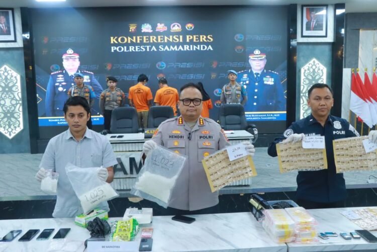 Barang bukti sabu-sabu yang disita dari lima tersangka jaringan narkotika diperlihatkan dalam konferensi pers di Mapolresta Samarinda. (Dok. Humas Polda Kaltim)