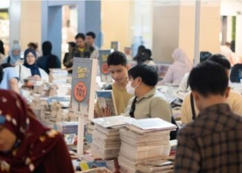 Pengunjung antusias memilih buku di acara Semesta Buku 2025 Balikpapan yang digelar di Gramedia MT Haryono. (Dok. IH/PortalBalikpapan)