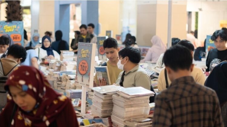 Pengunjung antusias memilih buku di acara Semesta Buku 2025 Balikpapan yang digelar di Gramedia MT Haryono. (Dok. IH/PortalBalikpapan)