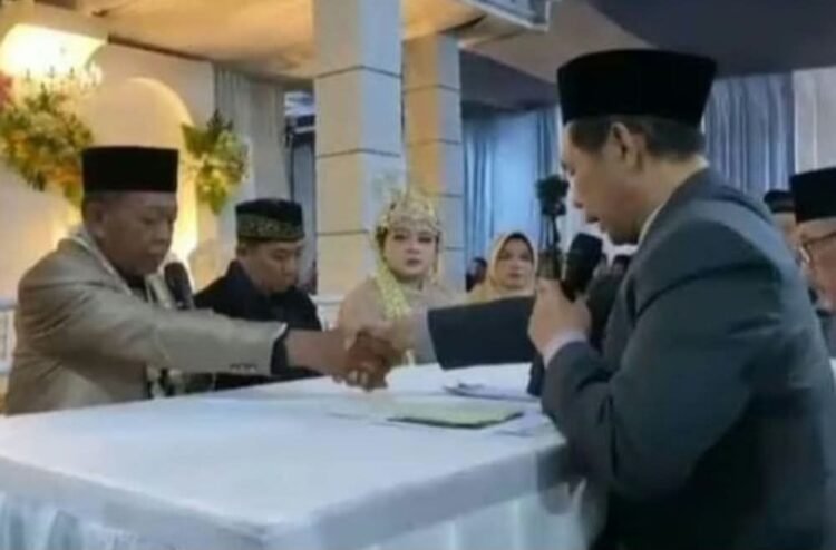 Tangkapan layar prosesi Ijab Kabul dengan mahar cek 3 millyar yang diduga kosong. (Dok. Istimewa)