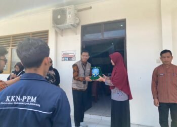 Foto penyerahan piagam. (Dok. PR/IH/PortalBalikpapan)