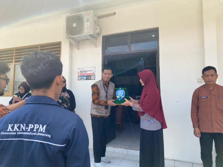 Foto penyerahan piagam. (Dok. PR/IH/PortalBalikpapan)