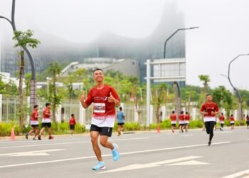 Geliat para peserta Swissôtel Nusantara Anniversay Run 2025 dalam mengarungi rute sejauh 8 km di Kawasan Inti Pusat Pemerintahan (KIPP) IKN, Nusantara. (Dok. Humas Otorita IKN/PortalBalikpapan)
