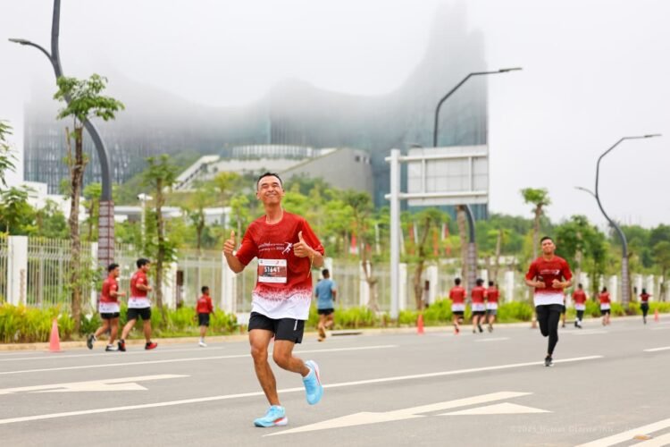 Geliat para peserta Swissôtel Nusantara Anniversay Run 2025 dalam mengarungi rute sejauh 8 km di Kawasan Inti Pusat Pemerintahan (KIPP) IKN, Nusantara. (Dok. Humas Otorita IKN/PortalBalikpapan)