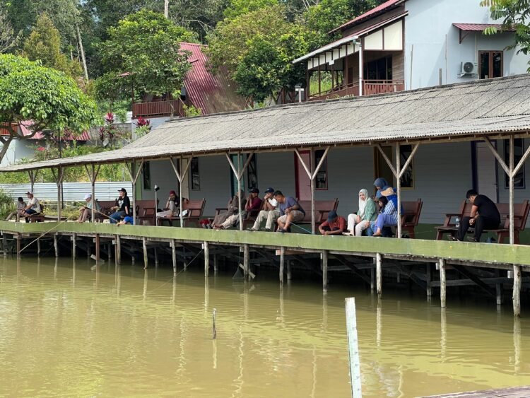 Suasana kolam di Pemancingan Widuri, Kecamatan Samboja, Kutai Kartanegara. Tempat ini menjadi salah satu destinasi favorit warga Balikpapan untuk mengisi akhir pekan dengan memancing. (Dok. IH/Portal Balikpapan)
