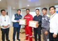Otorita Ibu Kota Nusantara (IKN) menyerahkan bantuan pakaian layak pakai kepada para pekerja yang terdampak kebakaran di Hunian Pekerja Konstruksi (HPK) Site 1A Tower Nusa Indah di HPK 1 IKN pada Senin (06/10/2025). (Dok. Humas Otorita IKN)